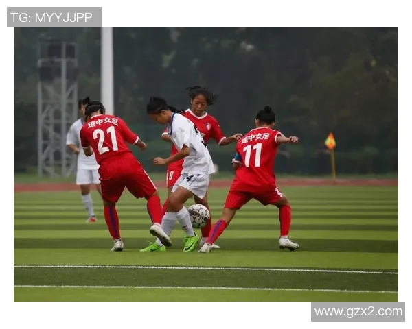 足球明星激情瞬间亲吻球场展现热爱与荣耀的动人时刻 足球明星激情瞬间亲吻球场展现热爱与荣耀的动人时刻